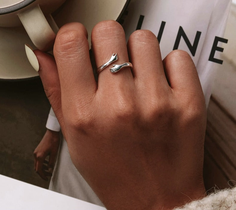 "Elegant kärlek kramring i justerbart silver med textdesign, idealisk för kvinnliga accessoarer och symbol för närhet."