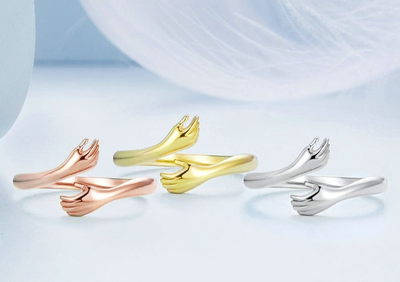 "Elegant kärlek kramring i justerbart silver med textdesign, idealisk för kvinnliga accessoarer och symbol för närhet."