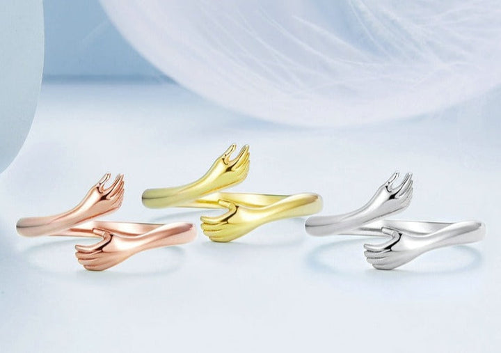 "Elegant kärlek kramring i justerbart silver med textdesign, idealisk för kvinnliga accessoarer och symbol för närhet."