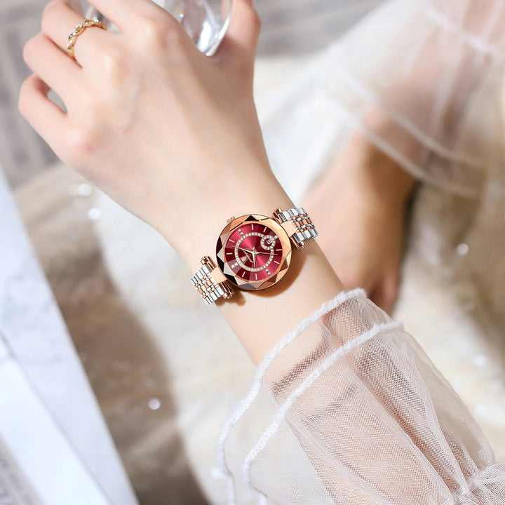 "Elegant kvinnor diamantkvartsklocka med roséguldfinish, runda diamantdetaljer och tidlös design för stil och hållbarhet."