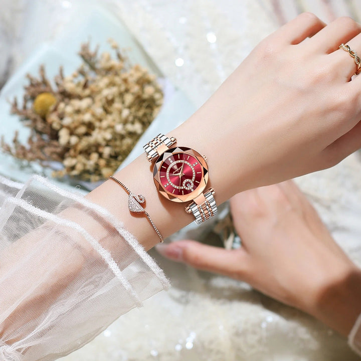"Elegant kvinnor diamantkvartsklocka med roséguldfinish, runda diamantdetaljer och tidlös design för stil och hållbarhet."