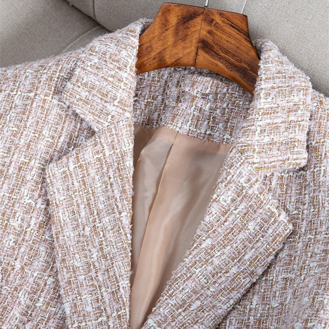 "Elegant kvinnor tweed höstkavaj, skräddarsydd passform, modern twist, enkelknäppt stil, helfodrad komfort."