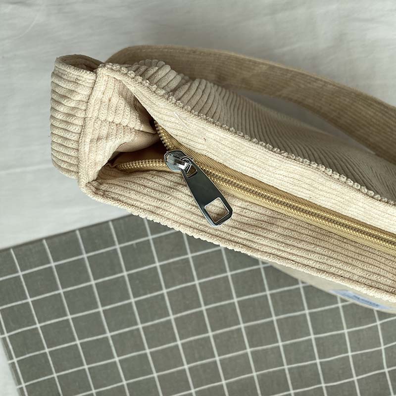 Elegant kvinnors axelväska i textil, justerbar rem, flera fickor, finns i beige, brun, grå, grön, svart.