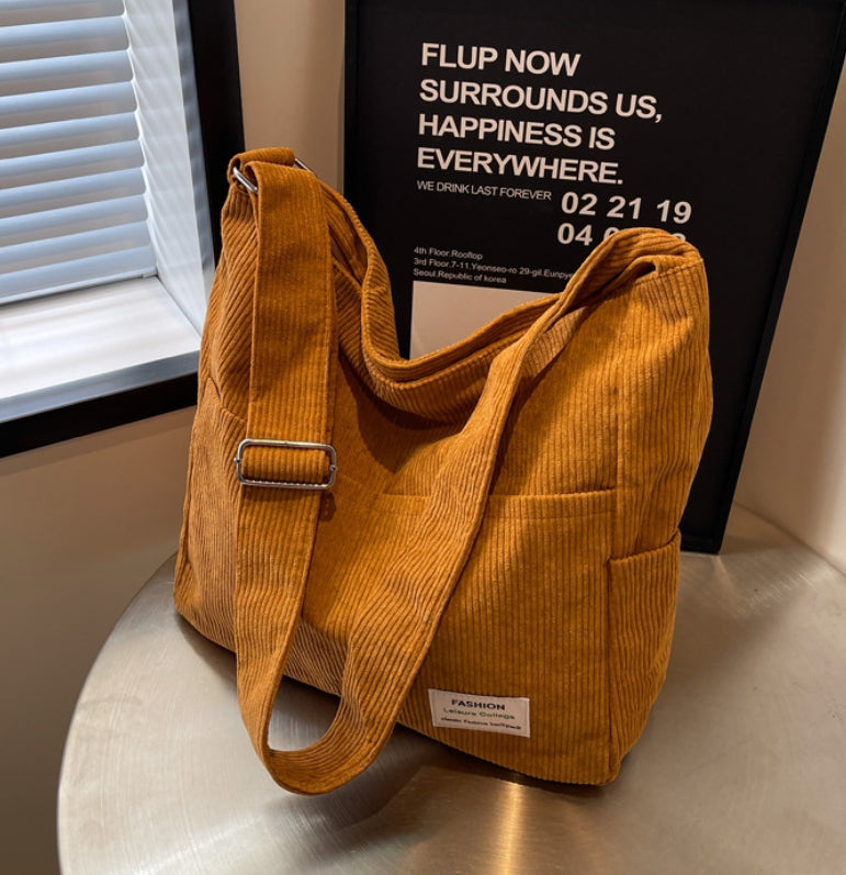 Elegant kvinnors axelväska i textil, justerbar rem, flera fickor, finns i beige, brun, grå, grön, svart.