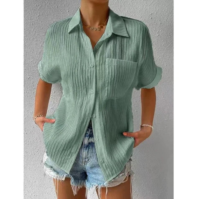 Elegant kvinnors blus med stand-up krage i lätt, andningsbart material, perfekt för vår och sommar, nära vy.