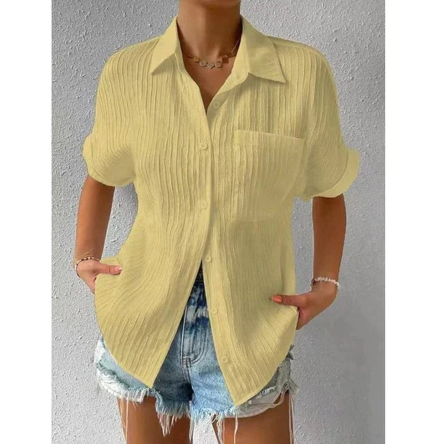 Elegant kvinnors blus med stand-up krage i lätt, andningsbart material, perfekt för vår och sommar, nära vy.