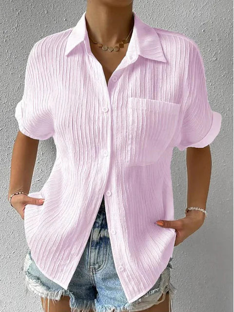 Elegant kvinnors blus med stand-up krage i lätt, andningsbart material, perfekt för vår och sommar, nära vy.