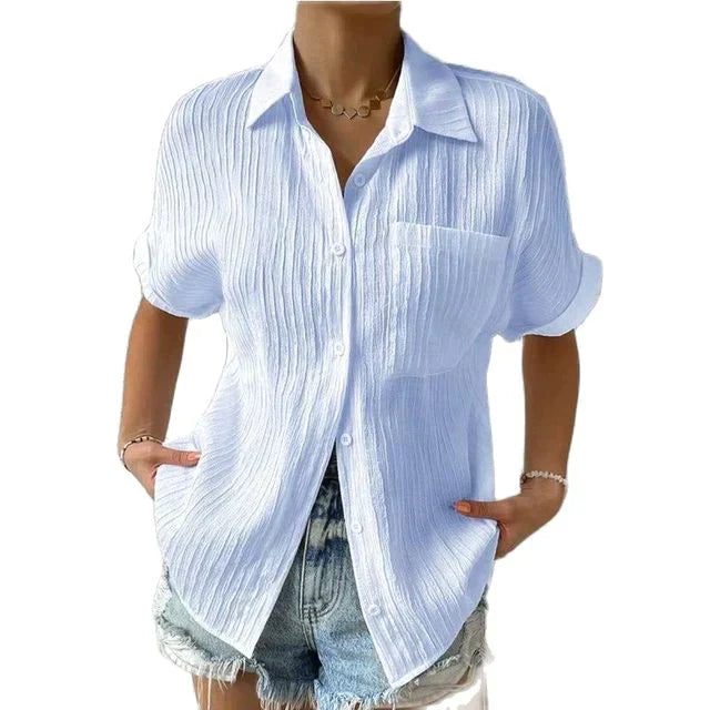 Elegant kvinnors blus med stand-up krage i lätt, andningsbart material, perfekt för vår och sommar, nära vy.
