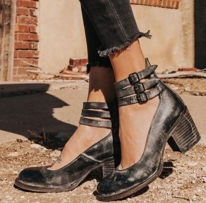 "Elegant kvinnors läder sandaler i svart med vadderad sula, tidlös design för komfort och stil i vardag och fest."