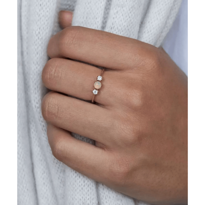 "Elegant kvinnors månsten pärla ring i 925 silver, glittrar med geometriskt mönster och tidlös design, stilfull accessoar."