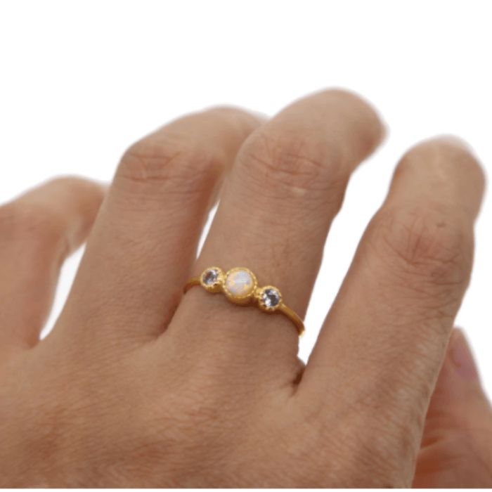 "Elegant kvinnors månsten pärla ring i 925 silver, glittrar med geometriskt mönster och tidlös design, stilfull accessoar."