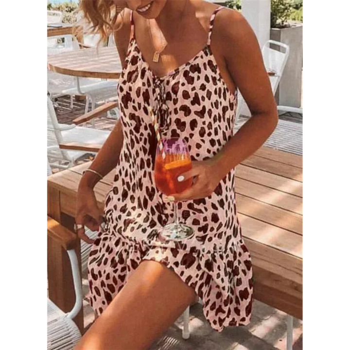 "Elegant leopardklänning med kalla axlar, framifrån visning, i mjukt material för modern och chic stil."