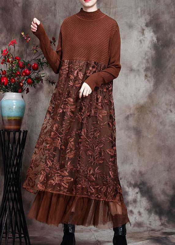 "Elegant lång klänning för kvinnor med broderad o-neck och tidlös design, perfekt för både vardag och speciella tillfällen."