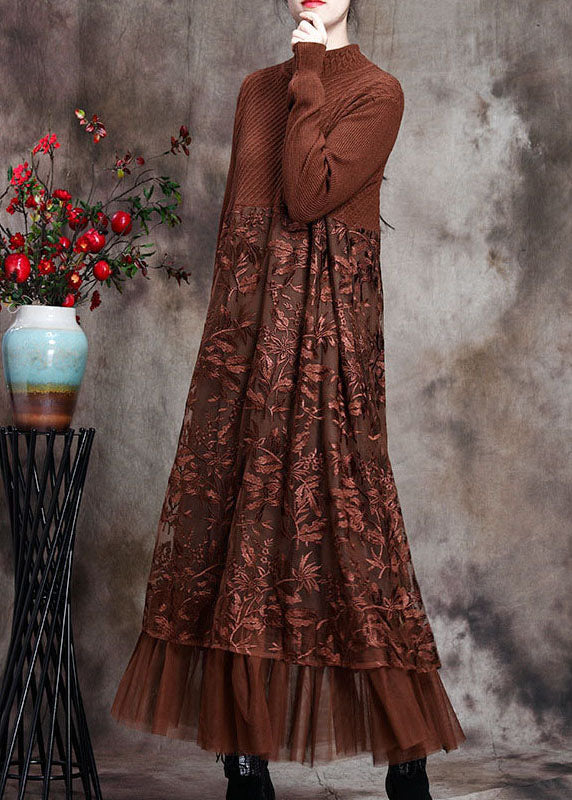 "Elegant lång klänning för kvinnor med broderad o-neck och tidlös design, perfekt för både vardag och speciella tillfällen."