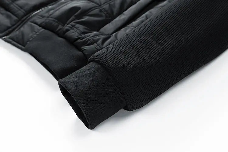 Elegant lång quiltad vinterjacka för dam, framifrån, med praktiska fickor och hög krage för kalla dagar.