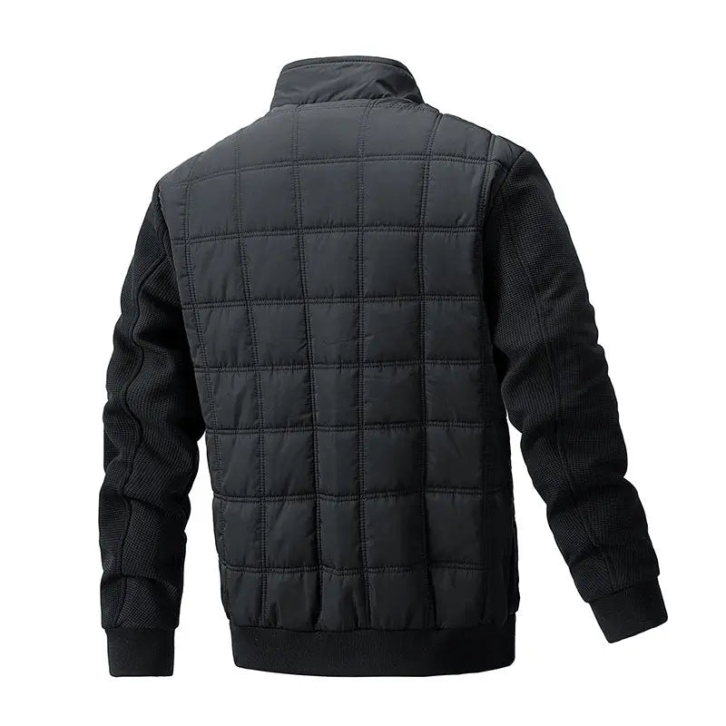 Elegant lång quiltad vinterjacka för dam, framifrån, med praktiska fickor och hög krage för kalla dagar.