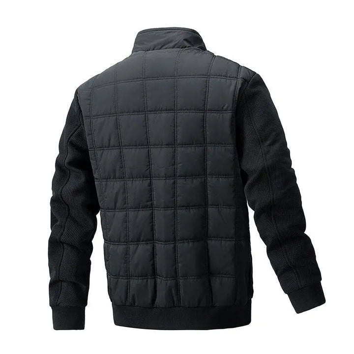 Elegant lång quiltad vinterjacka för dam, framifrån, med praktiska fickor och hög krage för kalla dagar.