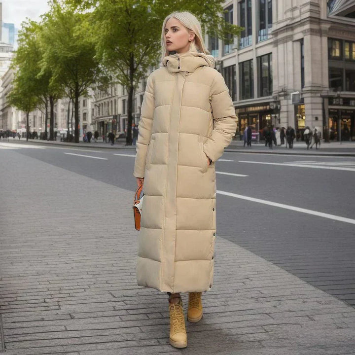 "Elegant lång vinterjacka för dam i polyester, mörk färg, stilren design, perfekt för kalla dagar och olika tillfällen."