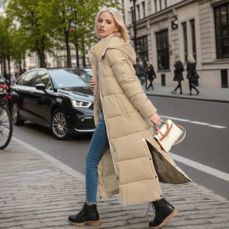 "Elegant lång vinterjacka för dam i polyester, mörk färg, stilren design, perfekt för kalla dagar och olika tillfällen."