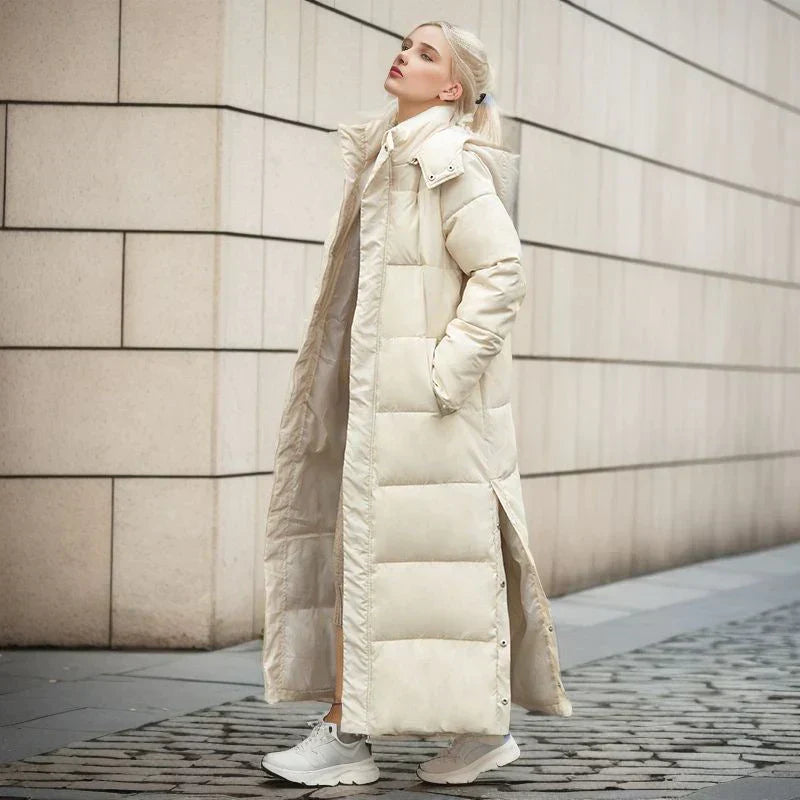 "Elegant lång vinterjacka för dam i polyester, mörk färg, stilren design, perfekt för kalla dagar och olika tillfällen."
