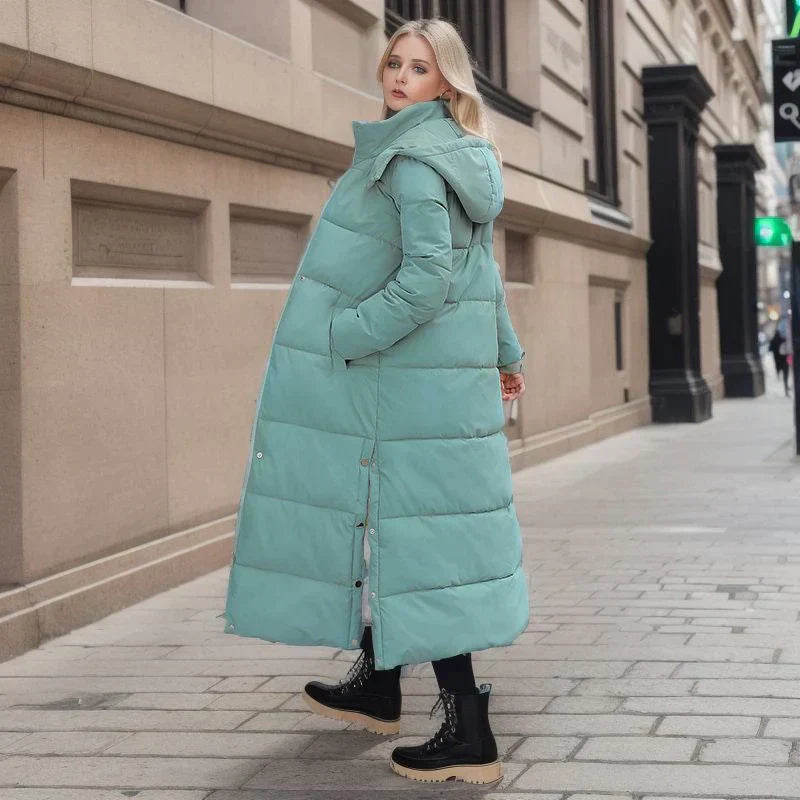 "Elegant lång vinterjacka för dam i polyester, mörk färg, stilren design, perfekt för kalla dagar och olika tillfällen."