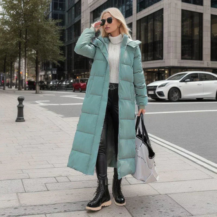 "Elegant lång vinterjacka för dam i polyester, mörk färg, stilren design, perfekt för kalla dagar och olika tillfällen."