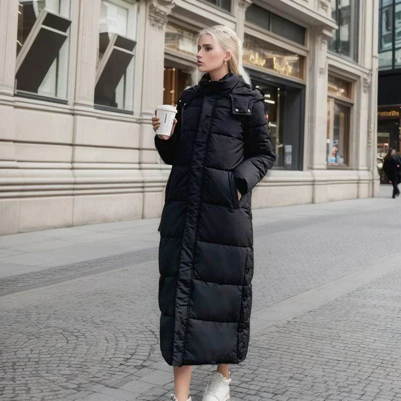 "Elegant lång vinterjacka för dam i polyester, mörk färg, stilren design, perfekt för kalla dagar och olika tillfällen."