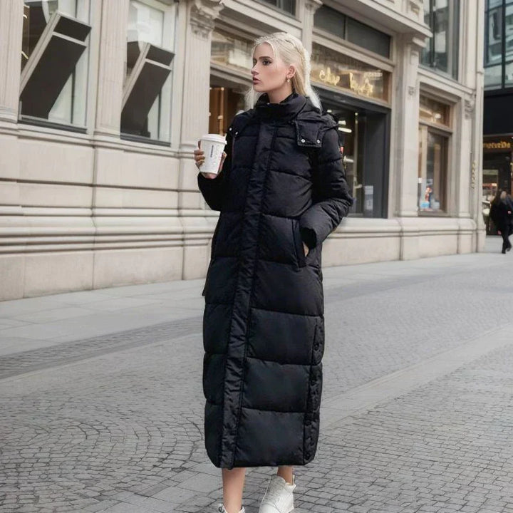 "Elegant lång vinterjacka för dam i polyester, mörk färg, stilren design, perfekt för kalla dagar och olika tillfällen."