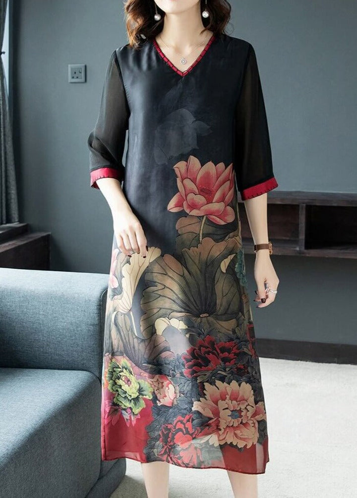 "Elegant lös silkesklänning för kvinnor med blommigt mönster, V-ringning och bekvämt tyg i mjukt silke, somrig design."