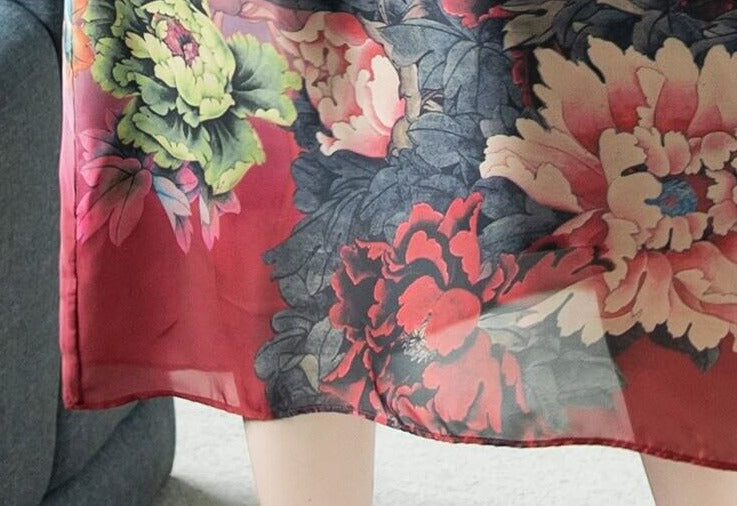 "Elegant lös silkesklänning för kvinnor med blommigt mönster, V-ringning och bekvämt tyg i mjukt silke, somrig design."