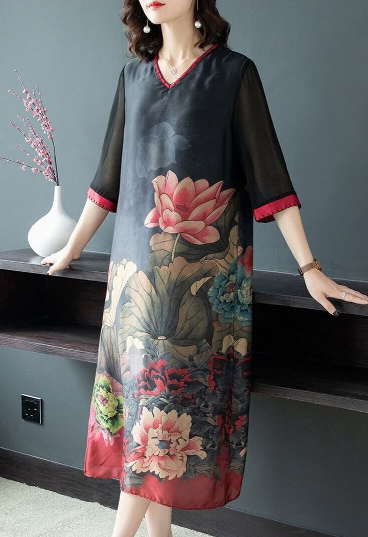 "Elegant lös silkesklänning för kvinnor med blommigt mönster, V-ringning och bekvämt tyg i mjukt silke, somrig design."