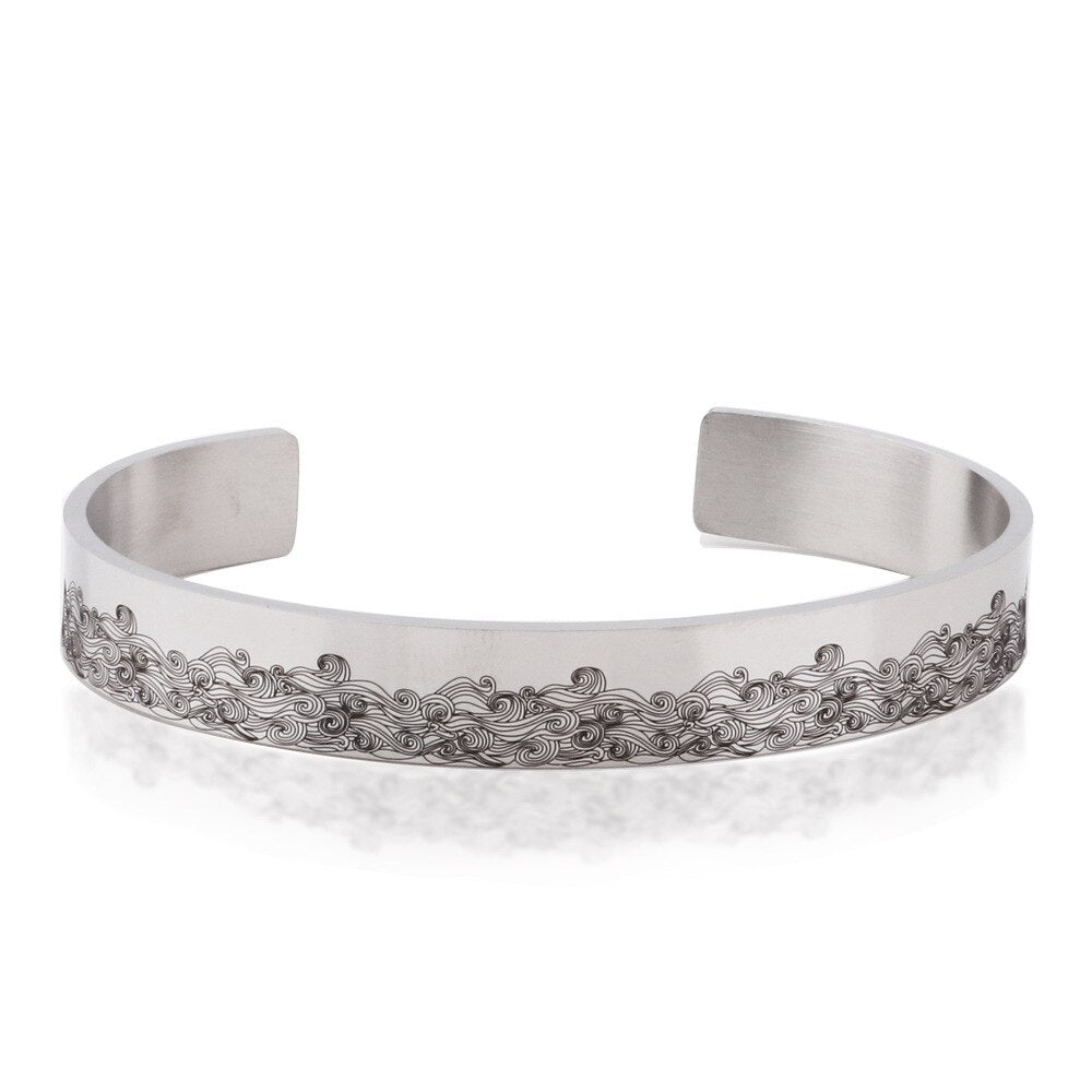 "Elegant manschettarmband av rostfritt stål för kvinnor, C-form, glansig finish, justerbar passform, stilren accessoar."