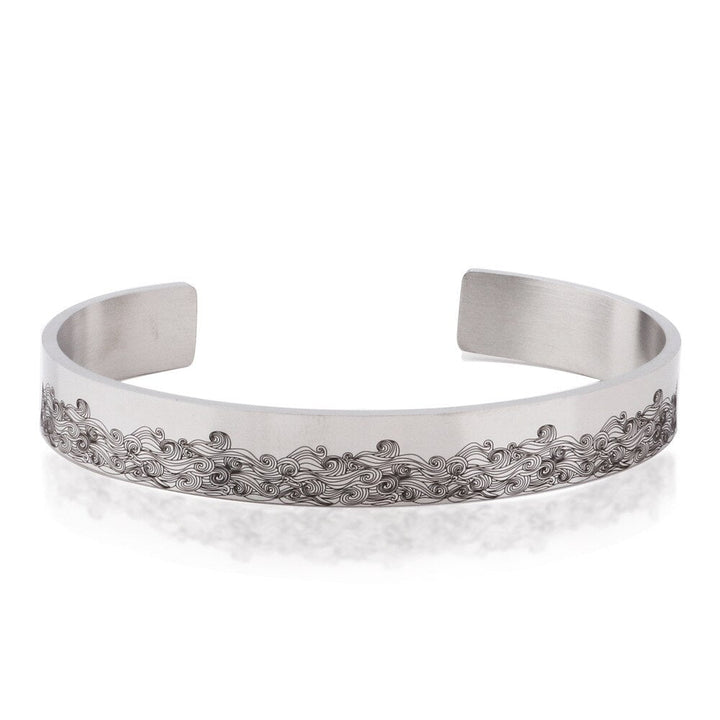 "Elegant manschettarmband av rostfritt stål för kvinnor, C-form, glansig finish, justerbar passform, stilren accessoar."