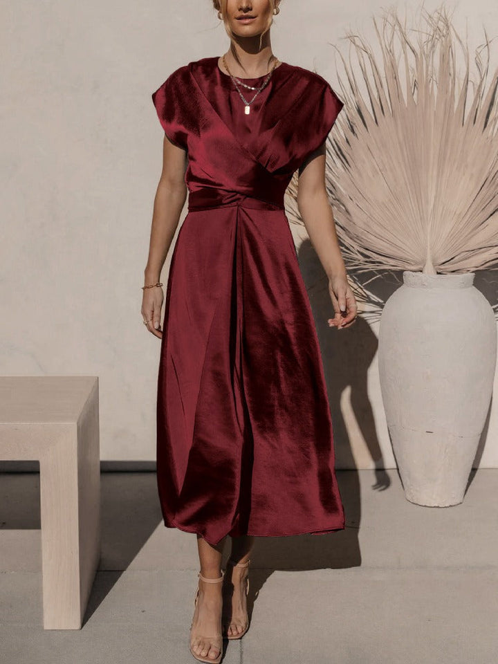 Elegant midi klänning för kvinnor med lagerdesign och andningsbart material, perfekt för vår- och sommartillställningar.