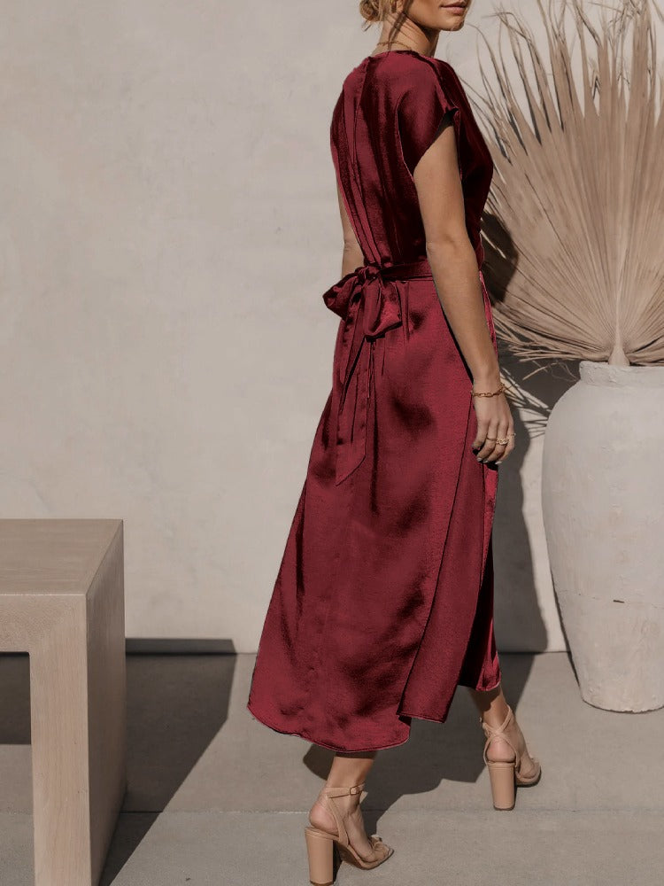 Elegant midi klänning för kvinnor med lagerdesign och andningsbart material, perfekt för vår- och sommartillställningar.