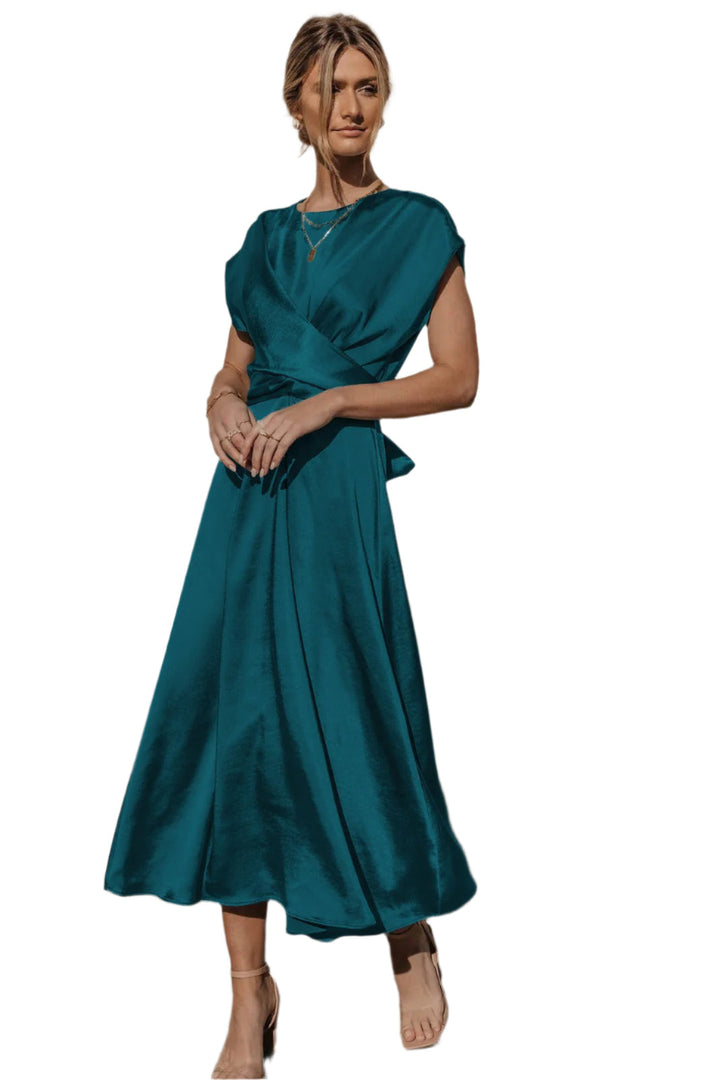 Elegant midi klänning för kvinnor med lagerdesign och andningsbart material, perfekt för vår- och sommartillställningar.