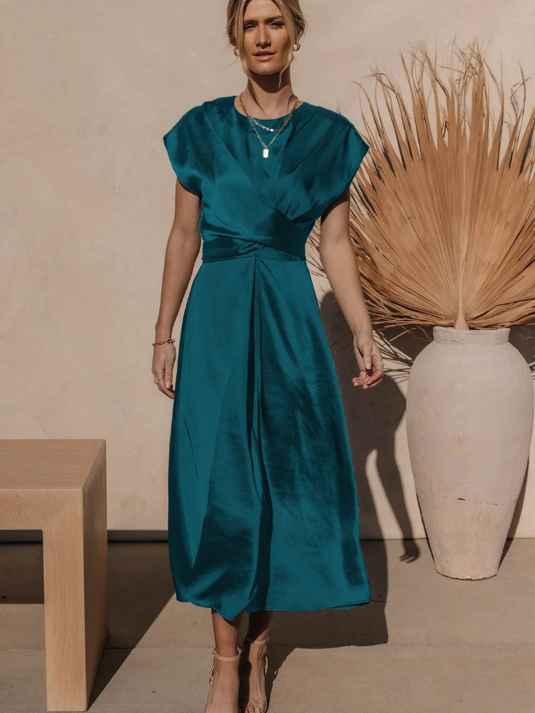 Elegant midi klänning för kvinnor med lagerdesign och andningsbart material, perfekt för vår- och sommartillställningar.