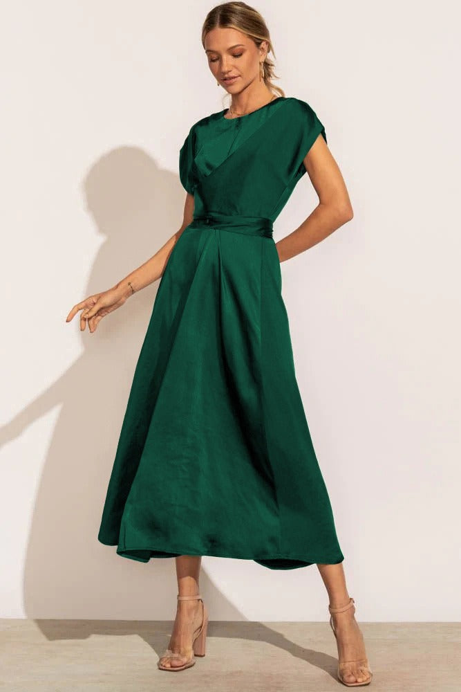 Elegant midi klänning för kvinnor med lagerdesign och andningsbart material, perfekt för vår- och sommartillställningar.