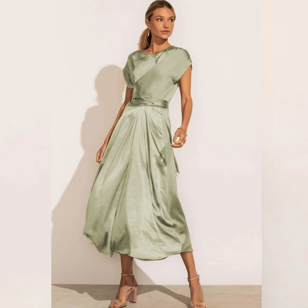 Elegant midi klänning för kvinnor med lagerdesign och andningsbart material, perfekt för vår- och sommartillställningar.
