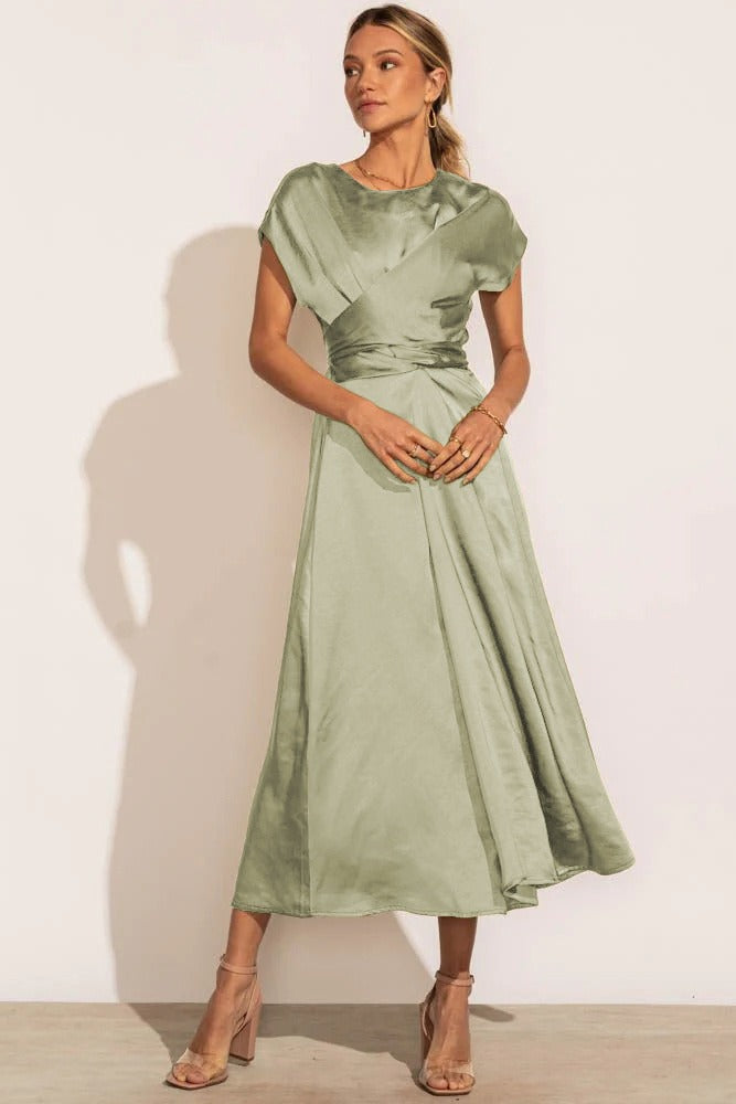 Elegant midi klänning för kvinnor med lagerdesign och andningsbart material, perfekt för vår- och sommartillställningar.