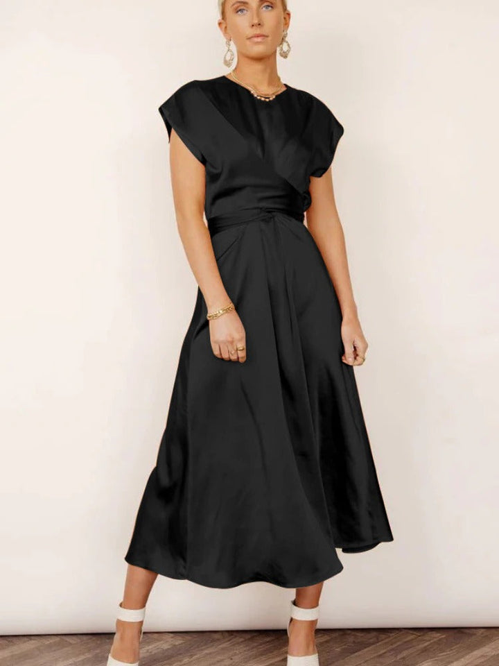 Elegant midi klänning för kvinnor med lagerdesign och andningsbart material, perfekt för vår- och sommartillställningar.