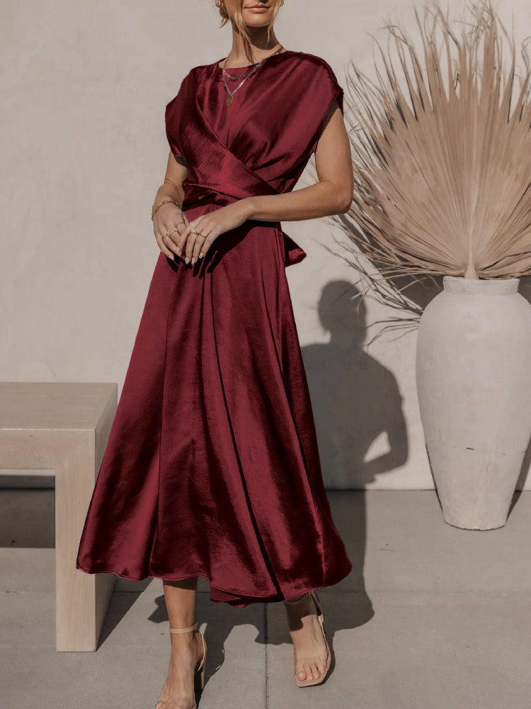 Elegant midi klänning för kvinnor med lagerdesign och andningsbart material, perfekt för vår- och sommartillställningar.