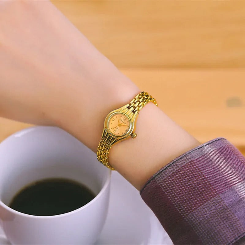 "Elegant mini guld lyxklocka för kvinnor, med sofistikerad design och rostfritt stålarmband perfekt för formella tillfällen."