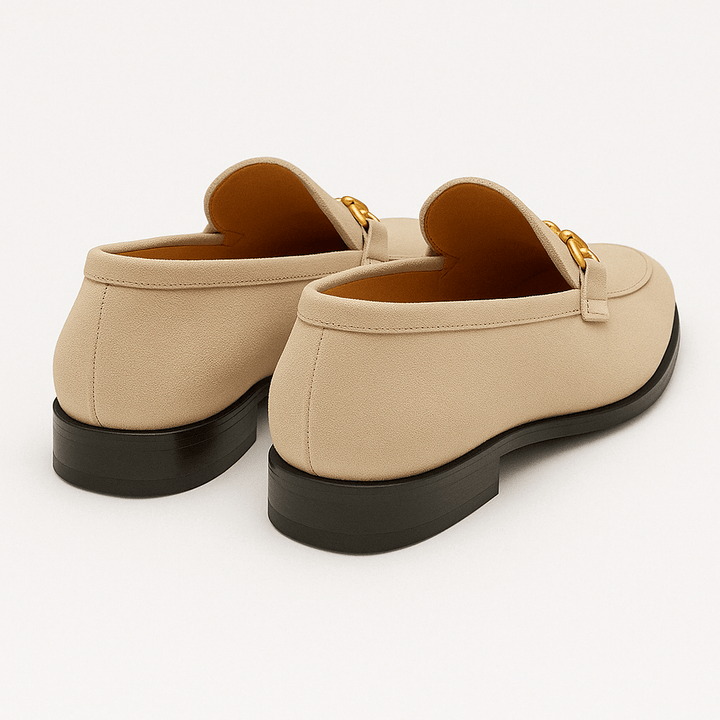 "Elegant mockastil herrloafers med vadderad insida, rund tå och låg klack, perfekt för både formella och avslappnade tillfäll