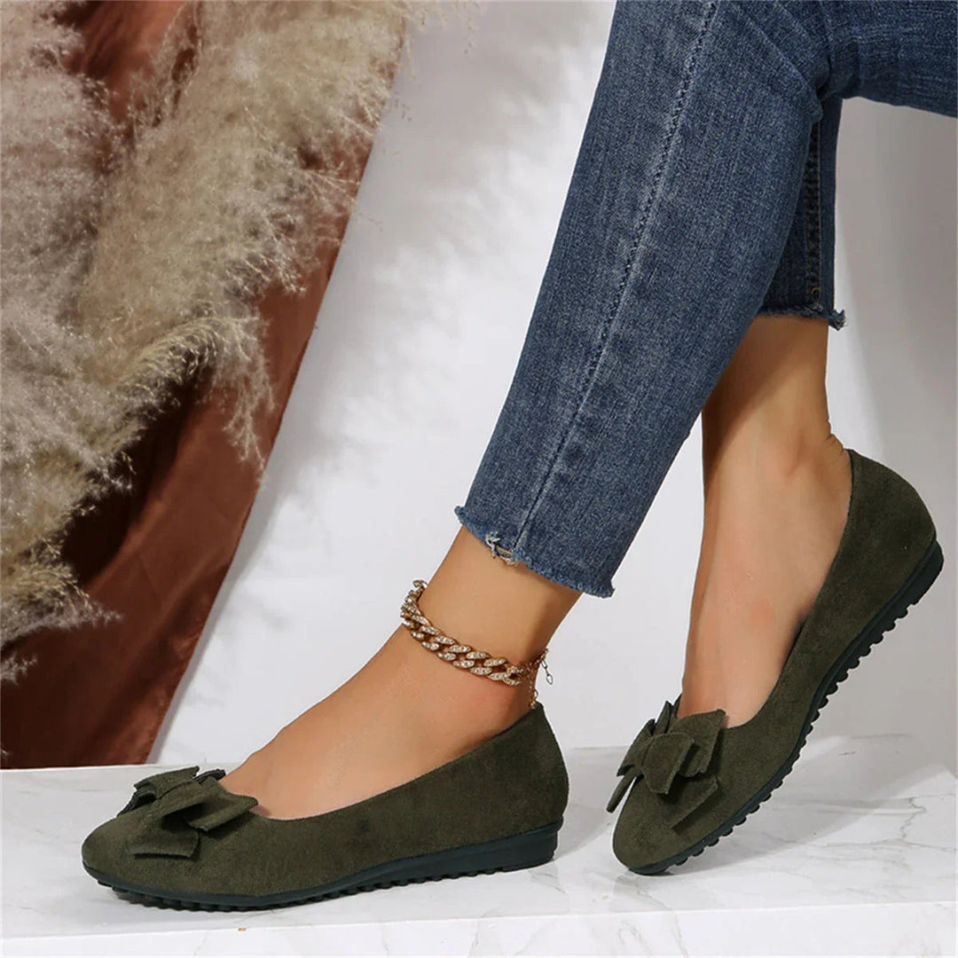 Elegant och bekväm slip-on sko för kvinnor, minimalistisk design, mjukt tyg, perfekt för både vardag och fest.