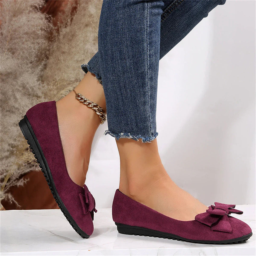 Elegant och bekväm slip-on sko för kvinnor, minimalistisk design, mjukt tyg, perfekt för både vardag och fest.