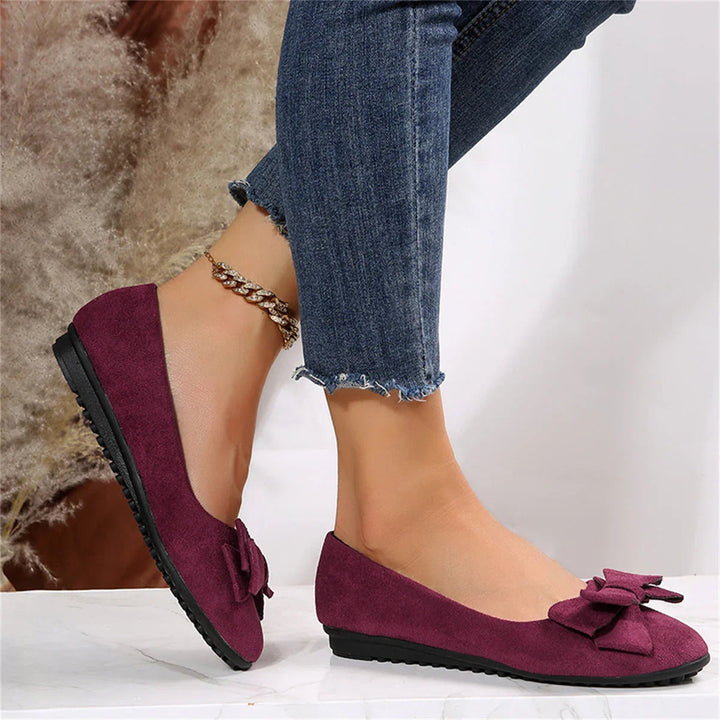 Elegant och bekväm slip-on sko för kvinnor, minimalistisk design, mjukt tyg, perfekt för både vardag och fest.