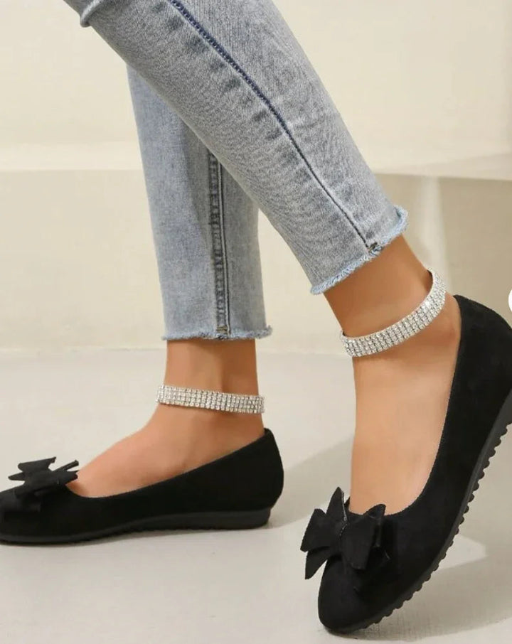 Elegant och bekväm slip-on sko för kvinnor, minimalistisk design, mjukt tyg, perfekt för både vardag och fest.