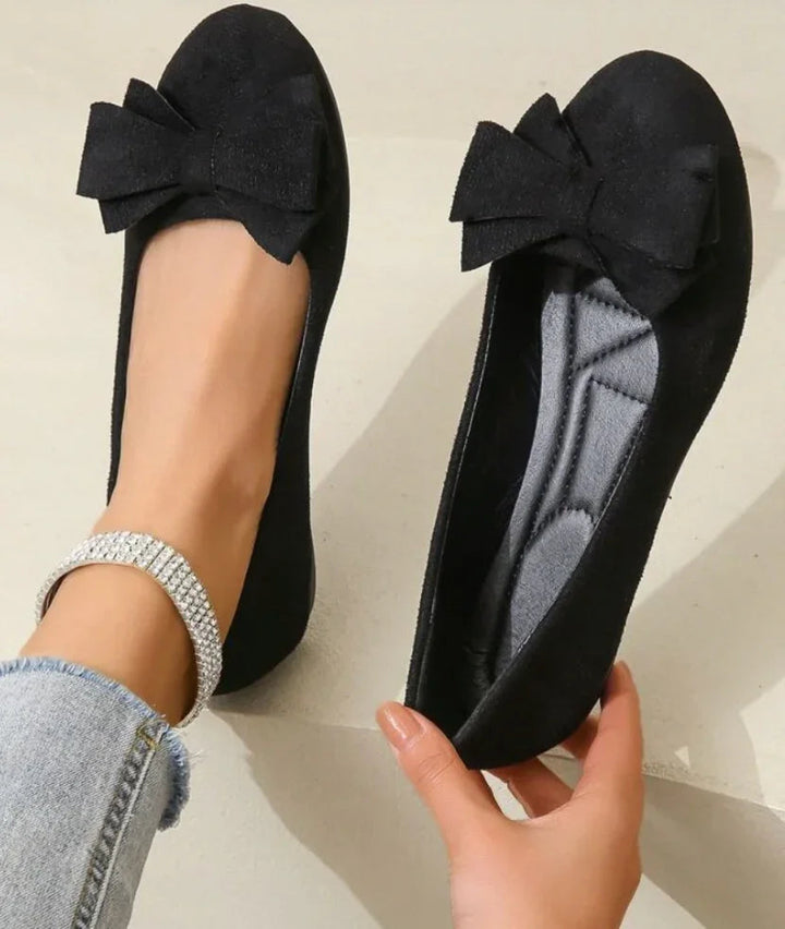 Elegant och bekväm slip-on sko för kvinnor, minimalistisk design, mjukt tyg, perfekt för både vardag och fest.