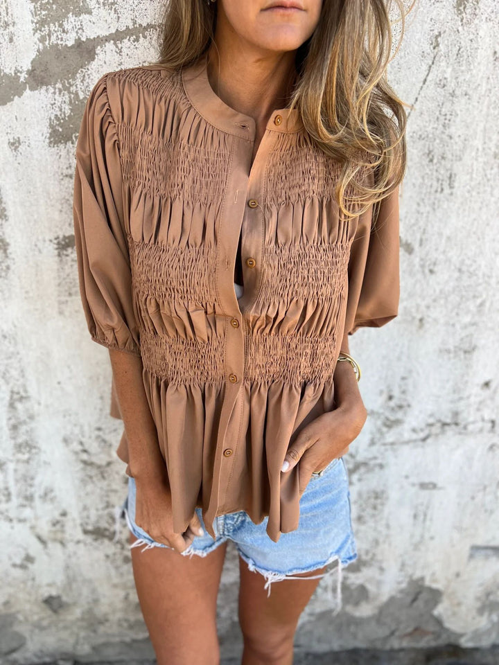 "Elegant plisserad blus för kvinnor, chic stil med lös passform, perfekt för både vardag och speciella tillfällen."